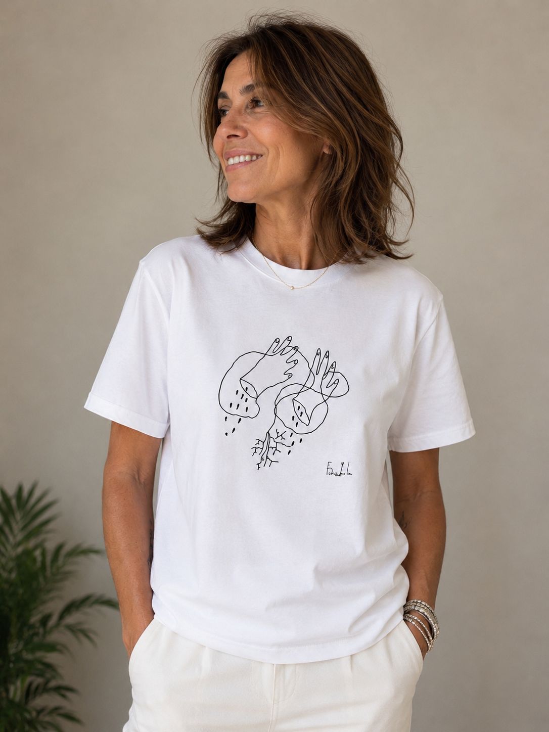 Camiseta blanca "Manos cortadas"